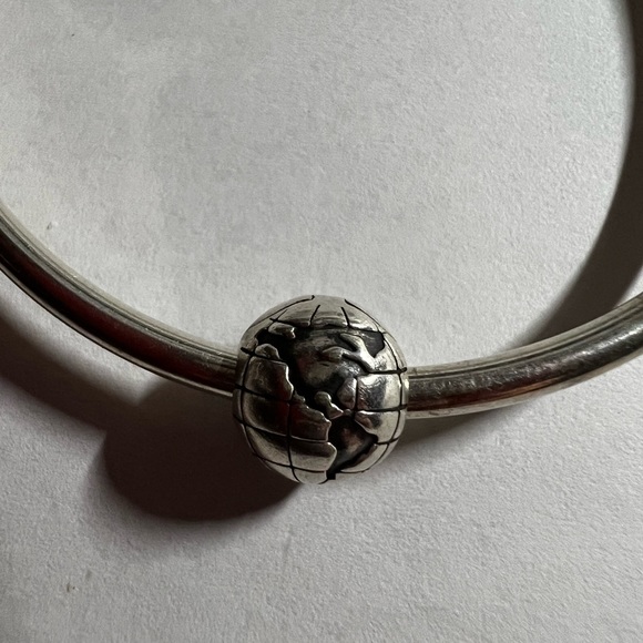 New Pandora bangle bracelet w/ heart clasp & 2 charms - Picture 4 of 6